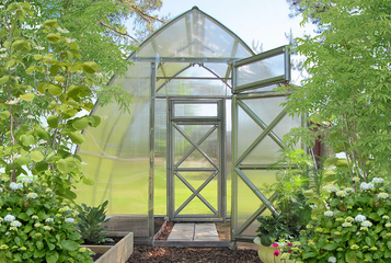 Glass vs. Polycarbonate Greenhouses – Choose the Best Option for the Vancouver Area